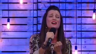 Pedro begelei Nadine vir &#39;n asemrowende akoestiese weergawe van &#39;Skildery&#39;