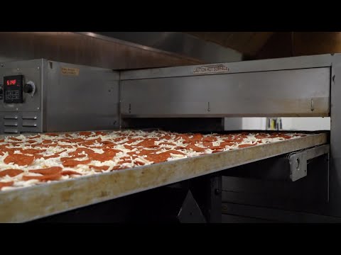 查看3家創紀錄的餐廳內部--包括世界上最大的比薩店。 (See Inside 3 Record-Holding Restaurants-Including The World's Largest Pizza)