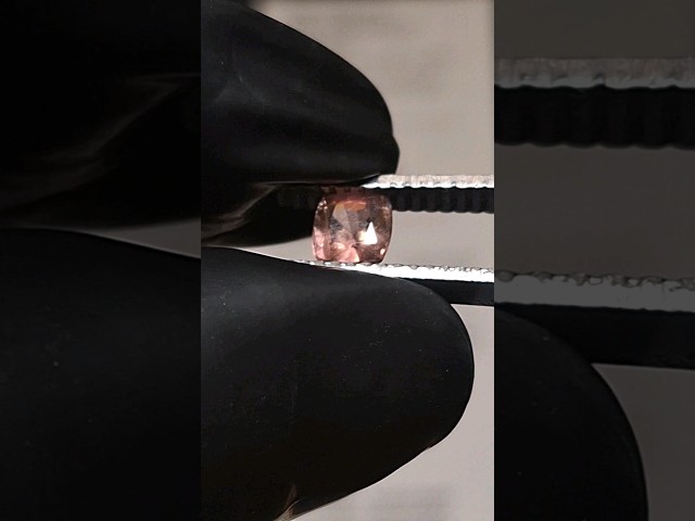 حجر التورمالين الطبيعي 0.709 قيراط مفحوص بشهادة مخ...