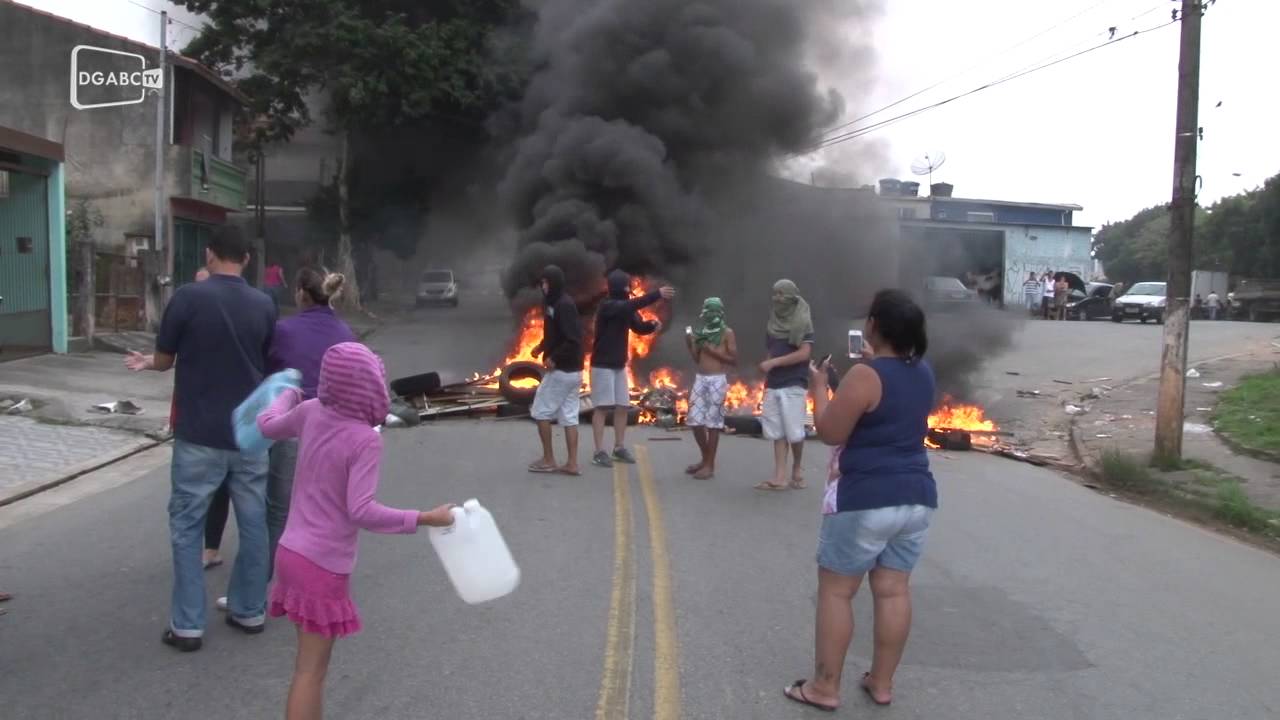 Moradores de Mauá fazem protesto contra falta de água
