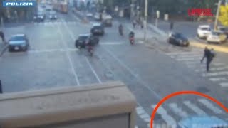 Strappa un paio di orecchini da 100mila euro a una donna: il video della rapina a Milano ripreso ...