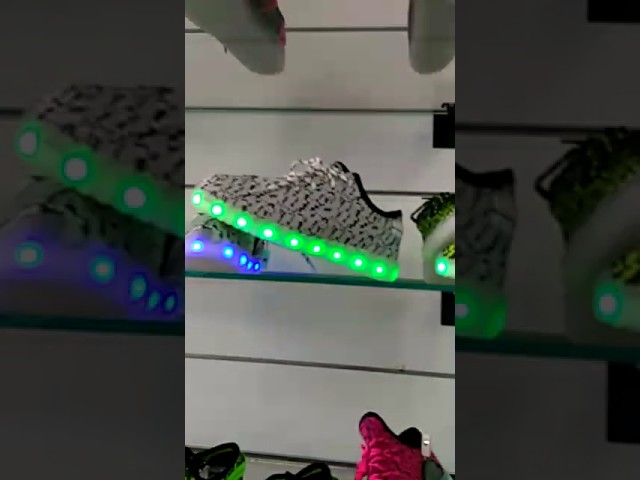 Vídeo relacionado con APTESOL 11 Modos LED Zapatillas, Zapatillas Altas con iluminación para Hombres y Mujeres, Zapatos con Luces Intermitentes Recargables por USB [Rosa,44]