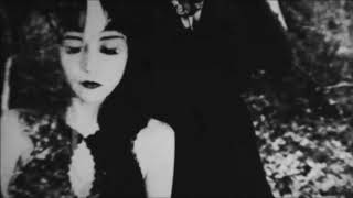 Devics - Here She Comes