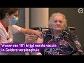 Tini (101) krijgt coronavaccin: 'Ik voelde de prik even, maar het is geen bevalling'