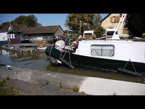 Bâteau de croisière passant l'écluse n° 39 à Mulhouse.