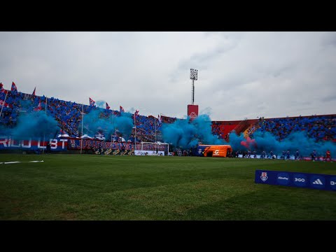 "DESCOMUNAL RECIBIMIENTO DE LOS DE ABAJO - LOCURA TOTAL" Barra: Los de Abajo • Club: Universidad de Chile - La U