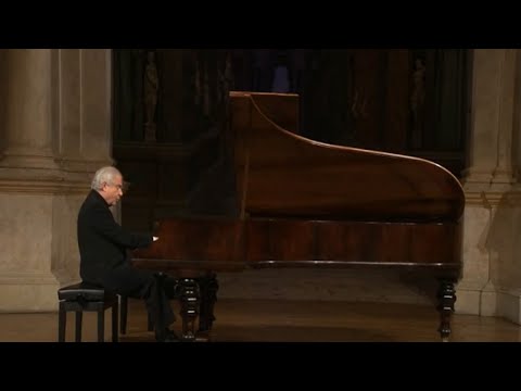 Sir András Schiff plays Brahms Intermezzo Op.117 n.1