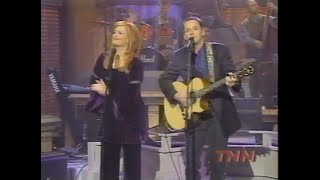 Wynonna Judd performs &quot;I&#39;ll Fly Away&quot; with Gary Chapman on Primetime Country.