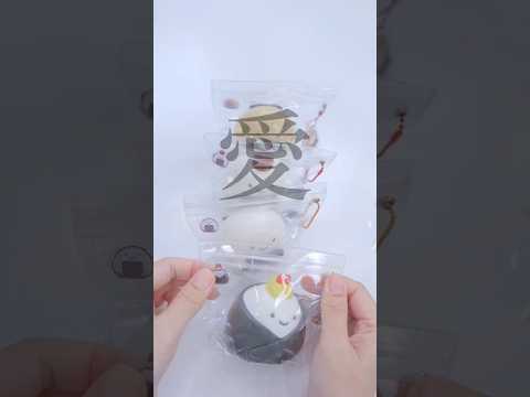 あのおにぎりむぅにスクイーズ🍙の可愛すぎるドロップシール見つかる