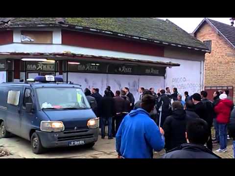 Bački Gračac - Tuča SNS i SRS ispred prostorija SNS