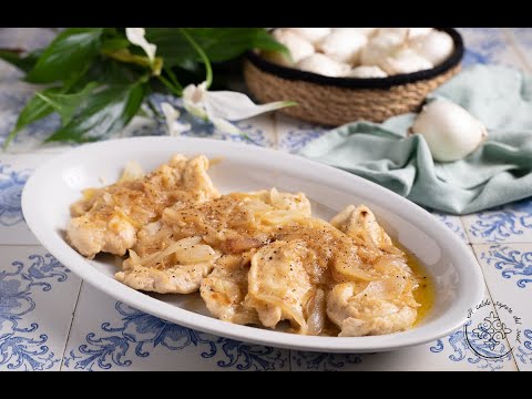 Petto di pollo con cipolle e vino bianco