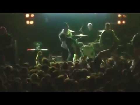 Rockero electrocutado en concierto en Moscu "Cantante de Heavy metal electrocutado Mayo 2013"