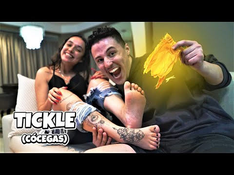 Feathers!! 🔥TICKLE FEET /CÓCEGAS nos PÉS🔥 Penas!! | Laurinha
