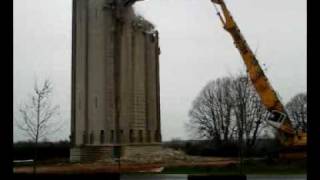 preview picture of video 'Destruction du château d'eau à Falaise route de Putanges.'