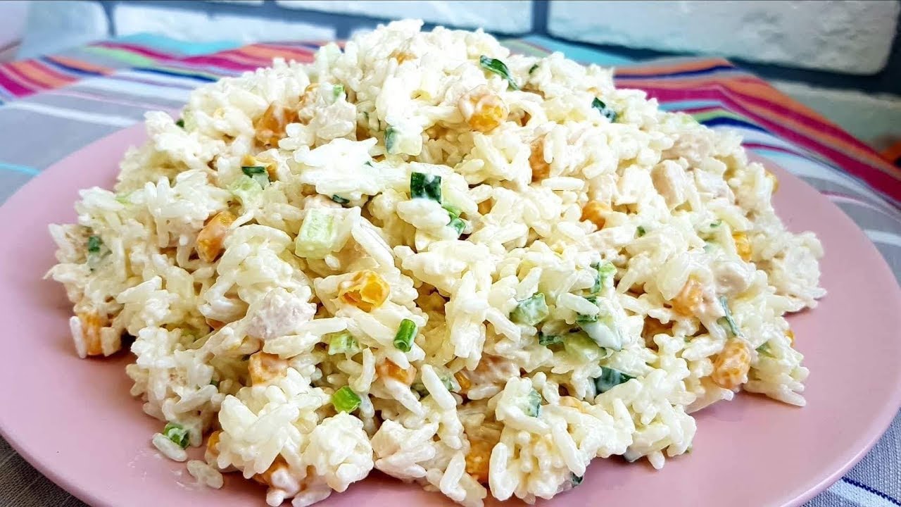 Черно зеленый рисовый салат. Салат куриный переполох рецепт с фото. Салат из куриной грудки с рисом. Салат с рисом и куриной грудкой. Куриная грудка с ананасами рисом рецепт.