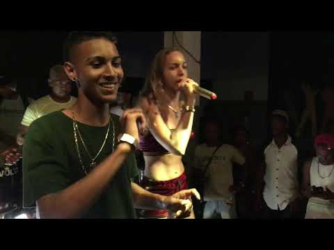 A TRAVESTIS - GOZA EM CIMA DO MEU CU (AO VIVO NA VILA CANÁRIA COM BANDA A REVOLTA)