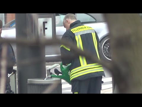 Berufsfeuerwehr löscht Mülleimerbrand mit Gießkanne am Bonner Bertha-von-Suttner-Platz am 12.02.23