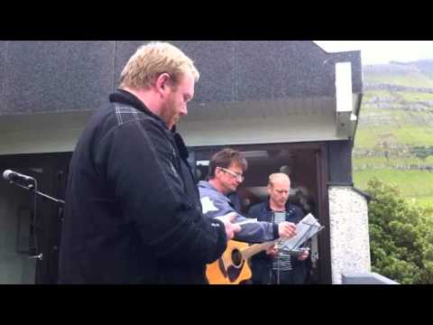 Útimøti 23  juni 2014. Manskórið syngur 2 sangir.