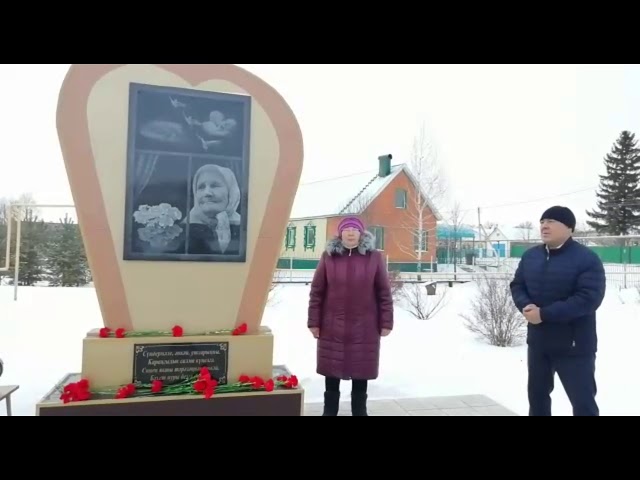 Әгерҗе авылында Ана һәйкәлен чәчәкләргә күмделәр