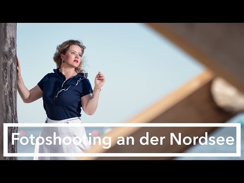 Fotoshooting an der Nordsee. Mit Model unter den Pfahlbauten in Sankt Peter-Ording.