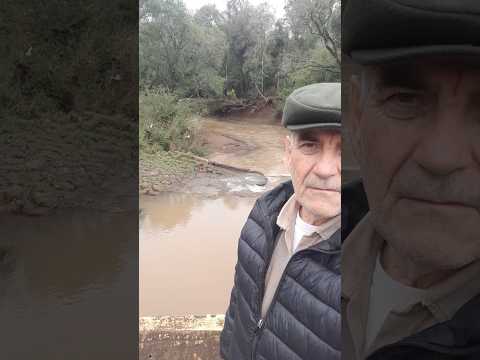 En la famosa pasarela | Puente que divide Alem de Dos Arroyos.
