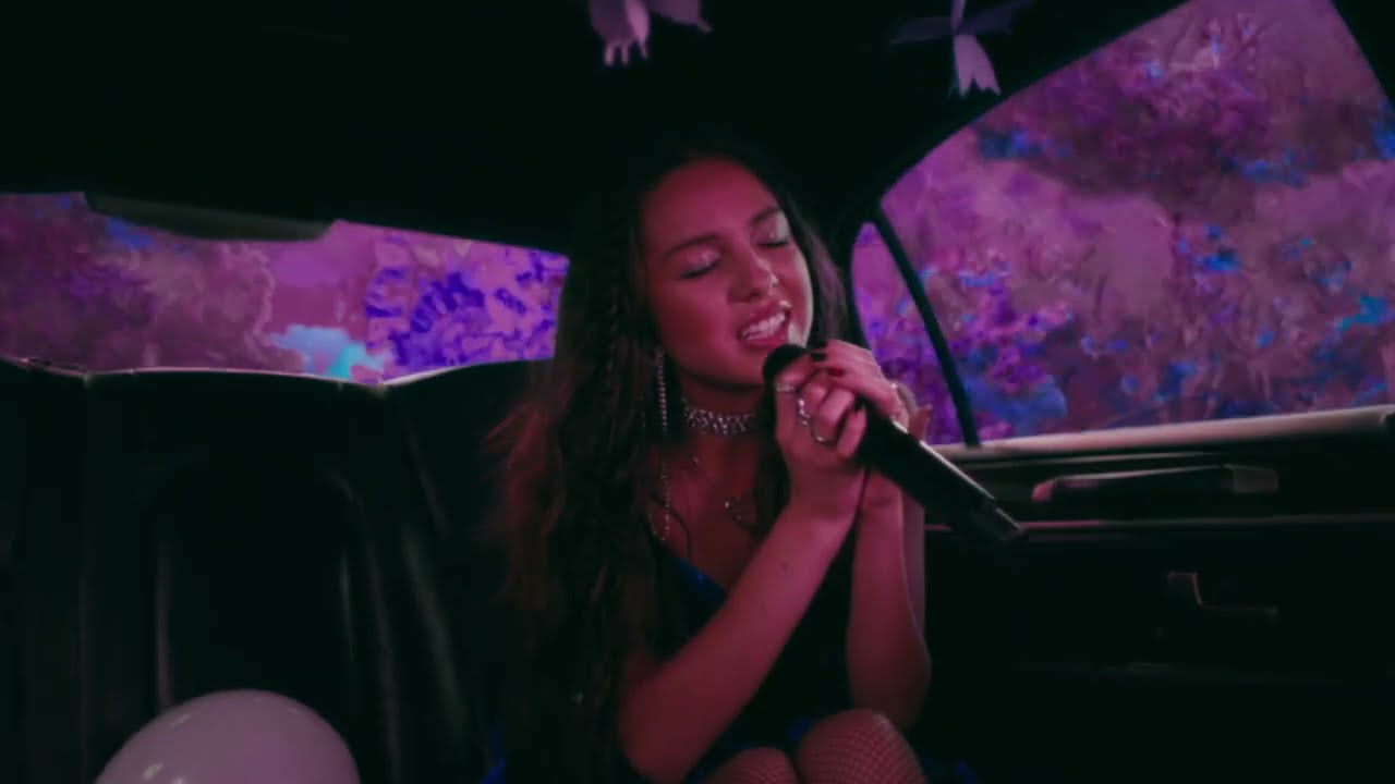 Olivia Rodrigo - happier/deja vu mashup (live from SOUR prom)