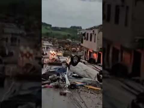 Tornado de nível 3 deixa cinco mortos e mais de 100 feridos no Paraná
