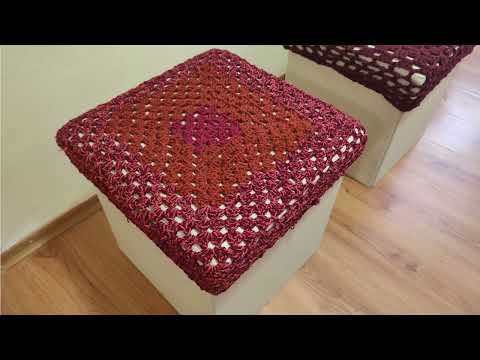 Husa crosetata pentru taburet pliant cu spatiu de depozitare