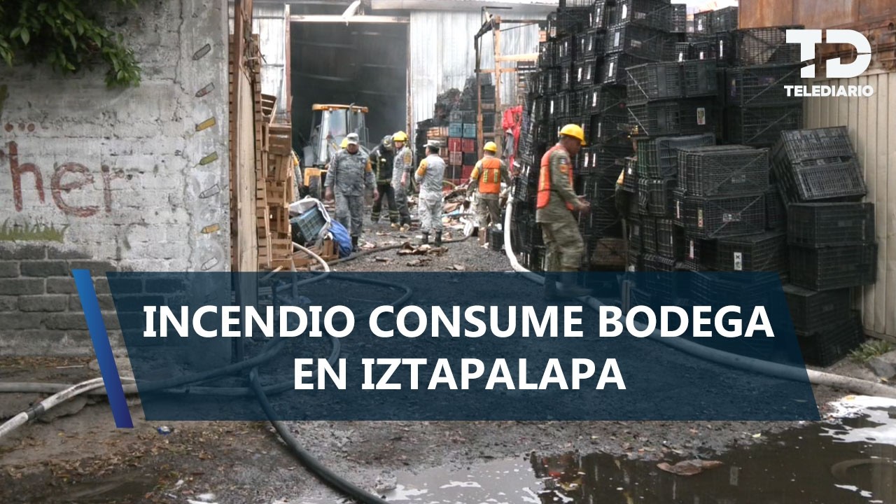 Fuerte incendio consume bodega en Iztapalapa; evacúan a 50 personas