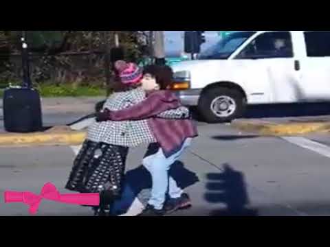 TACA A PIZADINHA VAI ! DOIS VELHOS NO MEIO DA RUA DANÇANDO.