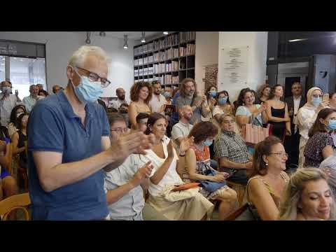 تتقدم التجربة السردية في "كتاب الغرفة" للكاتب والشاعر اللبناني عقل العويط نحو نوع من السيرة غير المكتملة. فالنص يقدم حياة الكاتب بوصفها شظايا وشظايا مضادة ودون ترتيب زمني محدد.. مقال عماد الدين موسى في #"المجلة" 