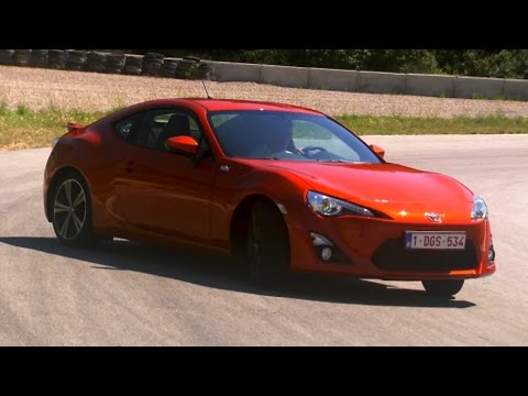 Powersliding In The Toyota GT86 - Fifth Gear