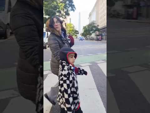 Gino Mamá cruzando la Avenida Diagonal Norte por calle Suipacha Buenos Aires 8/8/26