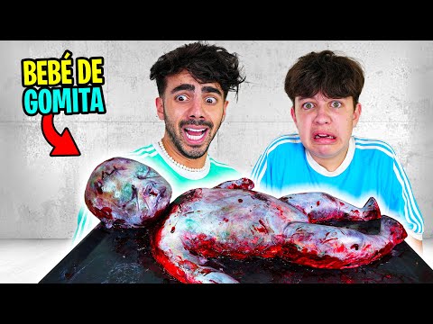 COMIENDO UN BEBE DE GOMITA CON MIS VECINOS 😱