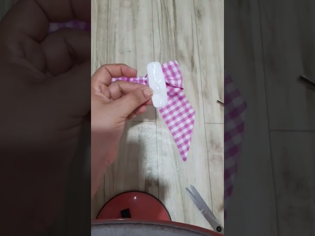 Vídeo relacionado con Barbie Deluxe Style Muñeca n. 10 con Conjunto de Top y Falda Vaqueros Rosa, con Estampado de Lazos, Pelo Negro, audífonos Tras Las Orejas y Accesorios, como un Bolso de Mano, JJN70
