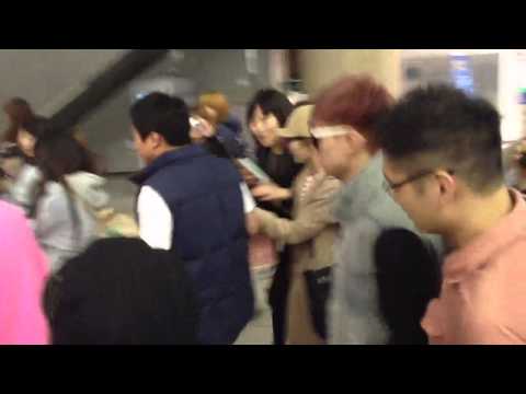 130419 hyuk and henry at ICN airport