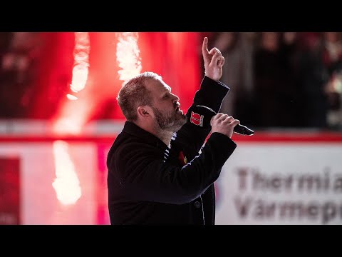 Alexander Nätterlund sjunger hymnen live i Behrn Arena inför den fjärde semifinalen mot Skellefteå