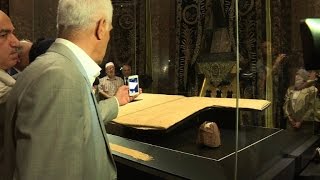 Prophet's cloak attracts Ramadan faithful in Istanbul