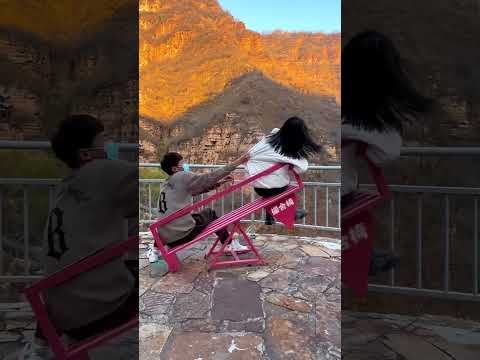 الرجل هذا جلس على اغرب كرسي في العالم !! #shorts