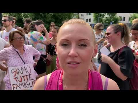 Figli di due donne, la protesta a Padova. Una bimba: «Perché lei non è più la mia mamma?»