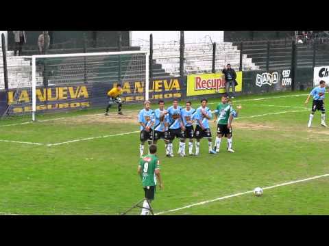 CRISTIAN ALESSANDRINI (San Miguel), CERCA DE CONVERTIR DE TIRO LIBRE. EXcursionistas 0-2 San Miguel.