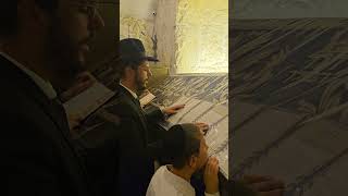 תהילים בקבר דוד המלך...#הרב_שמואל_זר (הרב רפאל זר) - התמונה מוצגת ישירות מתוך אתר האינטרנט יוטיוב. זכויות היוצרים בתמונה שייכות ליוצרה. קישור קרדיט למקור התוכן נמצא בתוך דף הסרטון