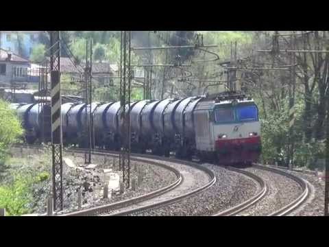 IL SALUTO DELLA E.633.218 CON CISTERNE WASCOSA TRANSITA A RIGOROSO (AL) 15 - 4 - 2015.