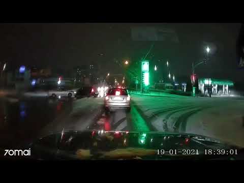 На Коновальця зіткнулись два автомобілі: момент зіткнення вдалося зняти на відео