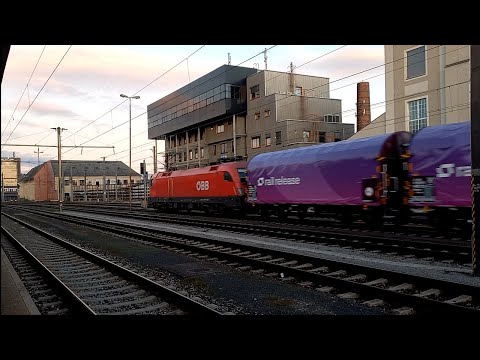 ÖBB Taurus mit neuen abgedeckten Güterwagen
