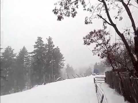 E prăpăd &icirc;n țară! Şase autoturisme, dar şi o ambulanţă care tocmai preluase un pacient, au rămas blocate &icirc;n zăpadă