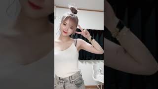 紫のブラジャー付けてる女の子