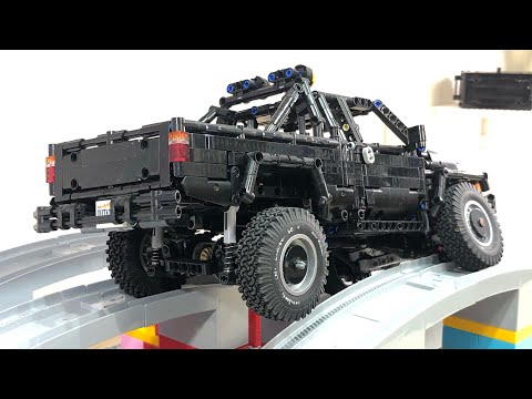 Lego Toyota Hilux и без автоблокировки заднего моста едет неплохо)