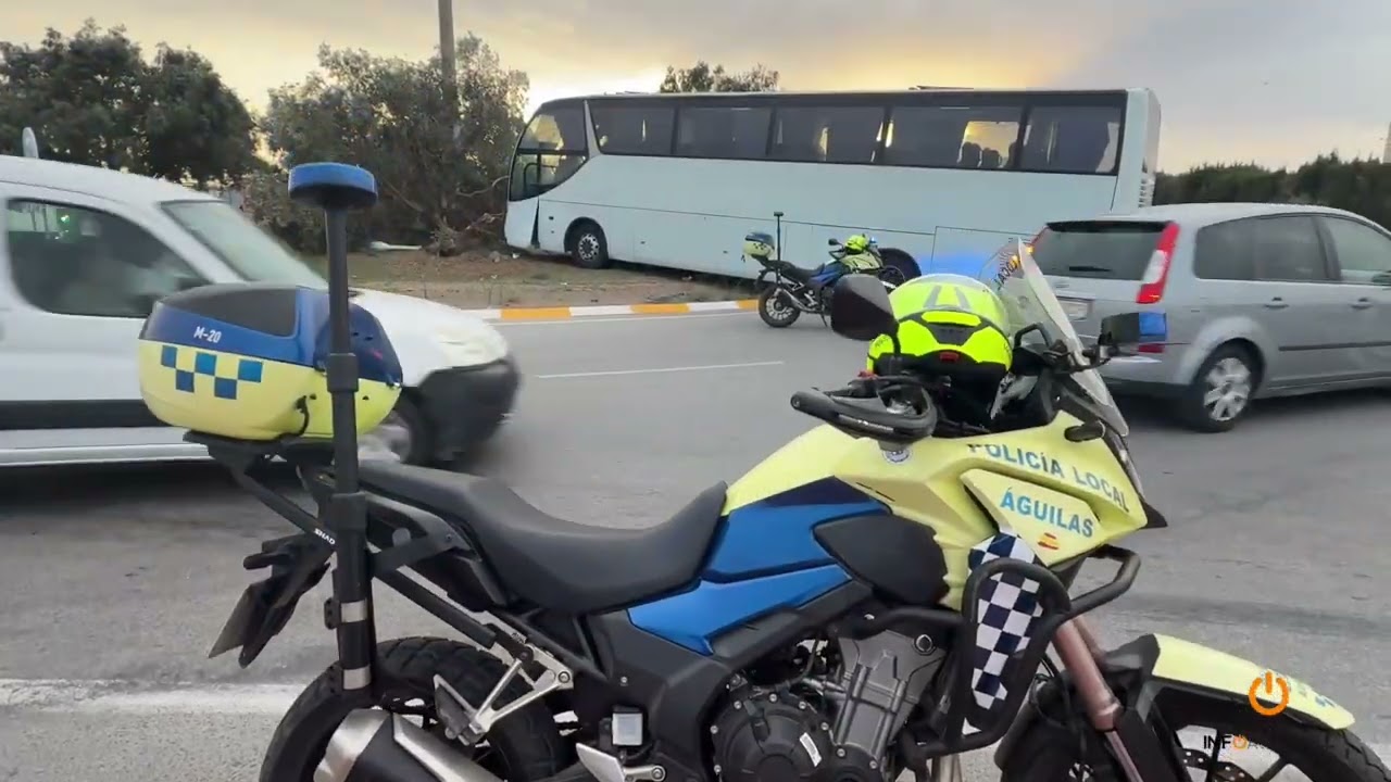 Accidente de tráfico en la rotonda de entrada al Polígono Industrial de Águilas