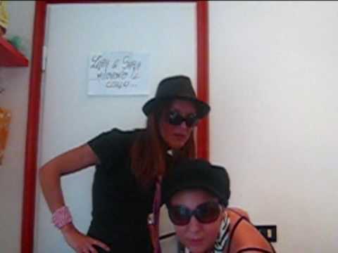 LO ZOO DI 105 lara e sara muovono il collo